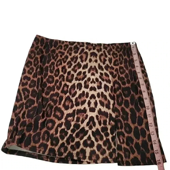 PrettyLittleThing Brown Leopard Print Split Mini Skirt for Sexy Looking Girls - Picture 7 of 9